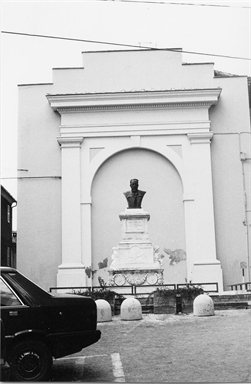 Monumento a Luigi Fontana